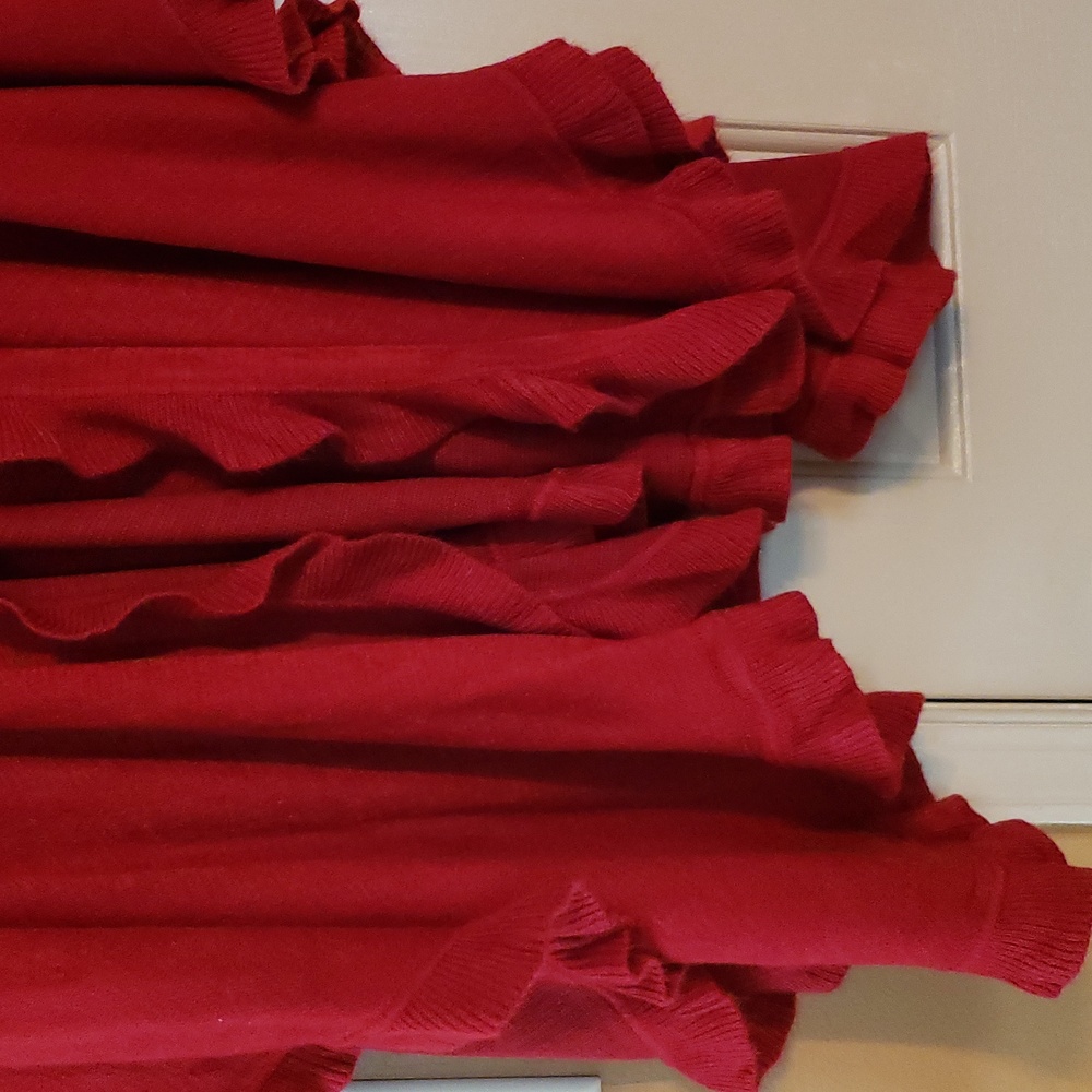 Chic Ruffled Red Shawl - Picture 4 of 4